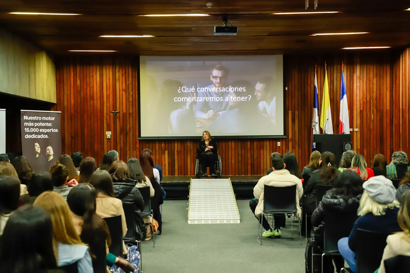 Carolina García Berguecio giving a talk to the audience at the Mining Digitalisation Academy for women.